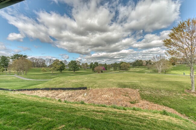 Building Photo - 319 Monroe Dr