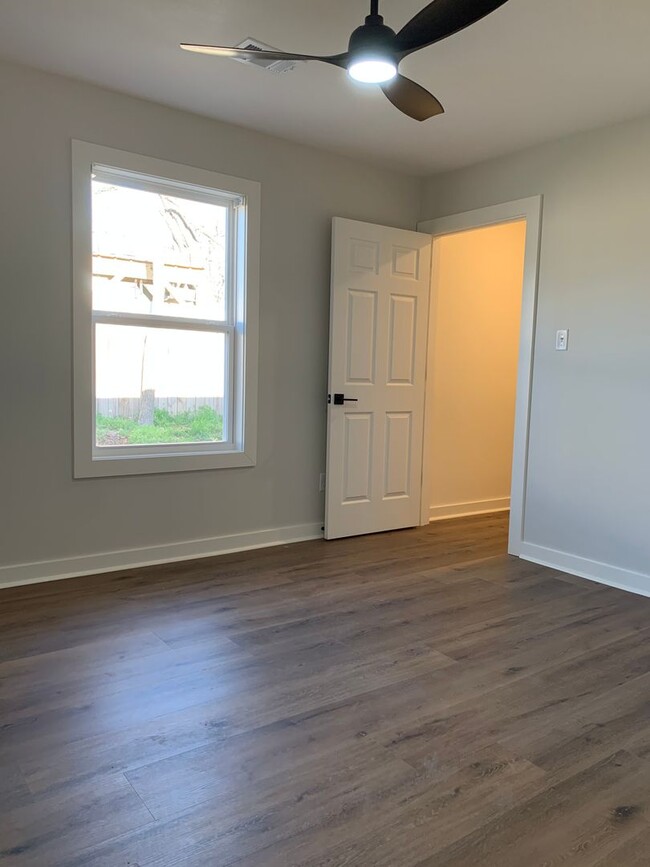 Building Photo - 2 Bed/1 Bath: Walk to International Studie...