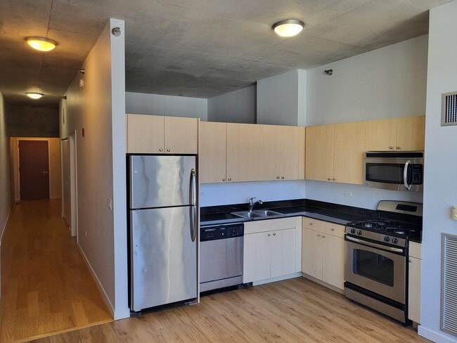 Building Photo - 235 W Van Buren St