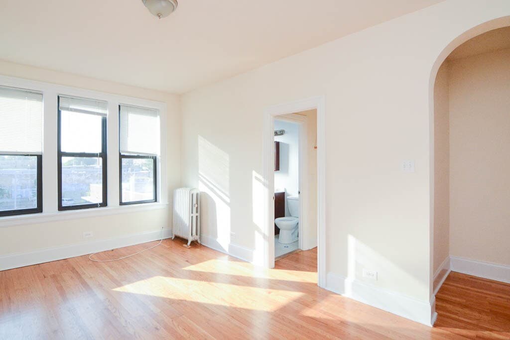 Building Photo - 2704 N Sawyer Ave