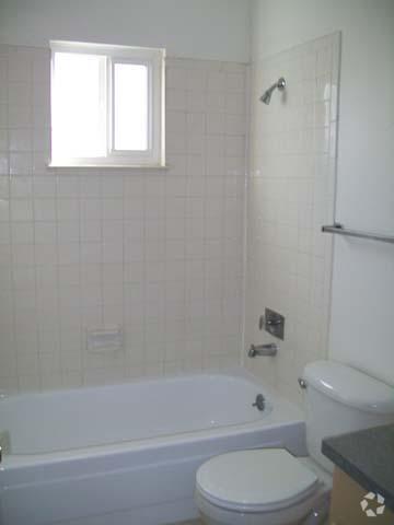 Bathroom - 2034-2036 W Plum St