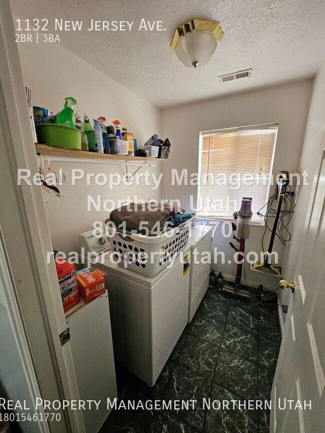 Building Photo - 1132 150 W