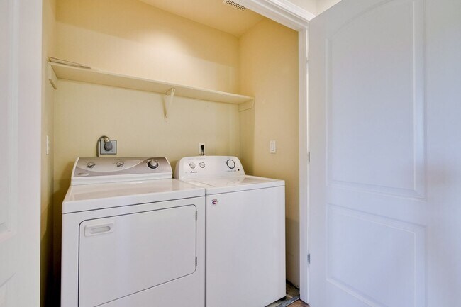 Building Photo - Awesome Home Located in a Quiet Tree Line Neighborhood