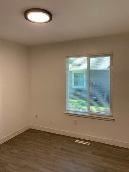 Building Photo - 7943 York St