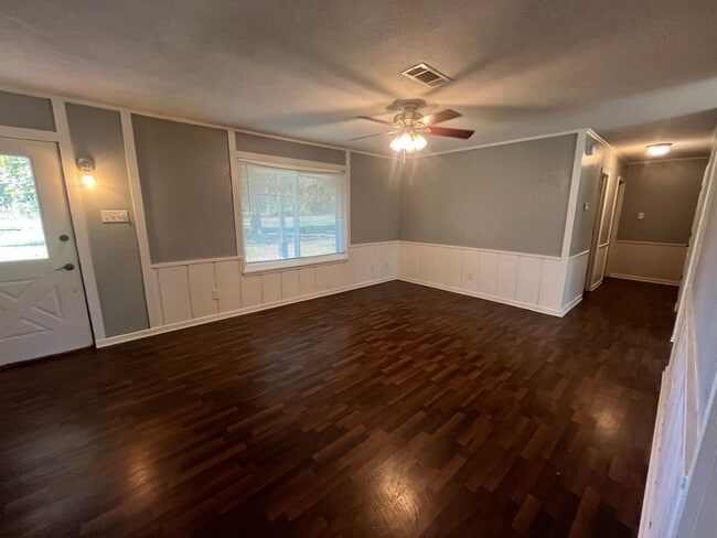 Building Photo - New Listing!
