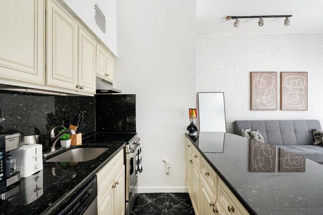 Building Photo - 240 E 26th St