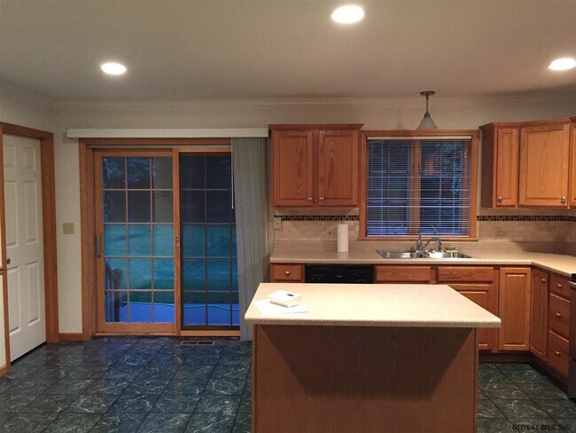 Building Photo - 8 Red Maple Ln