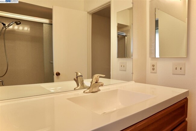 Building Photo - 5554 Roundtree Common