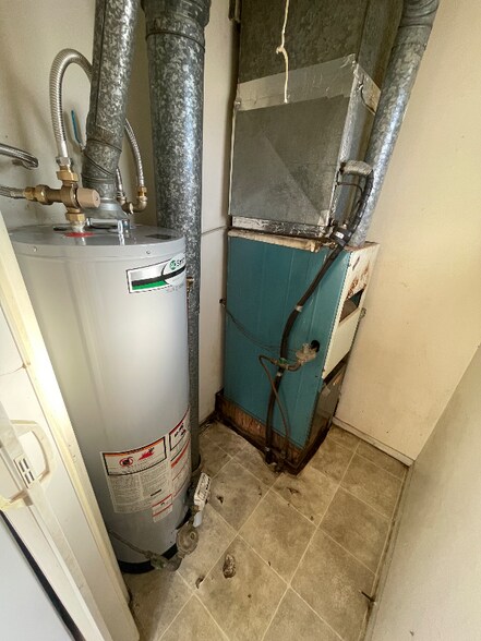 Building Photo - 1107 W James Blvd