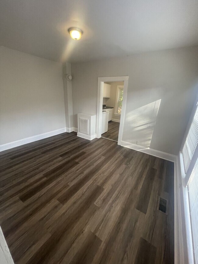 Building Photo - 2 bd 1 ba duplex