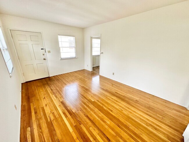 Building Photo - Bright & Private Top-Floor 2BR in Alamitos Beach