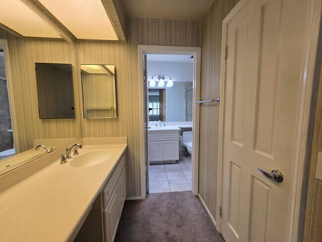 Building Photo - Updated Single level condo in Villa Victoria Available for rent