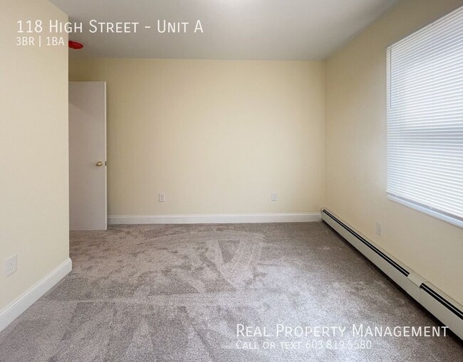 Building Photo - 1st Floor- 3 BR/1 BA- Newly Renovated Apar...