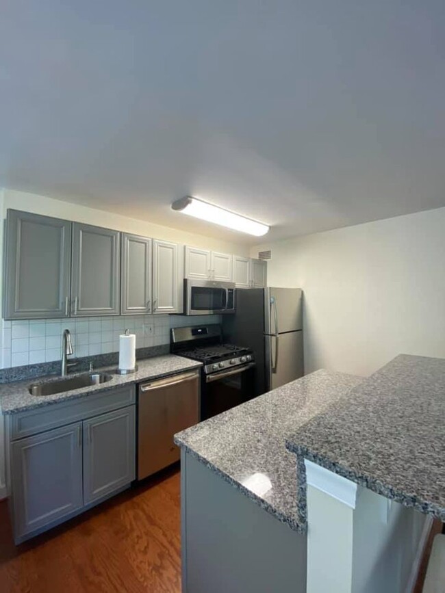 Building Photo - Cozy Studio Condo in Dupont Circle!