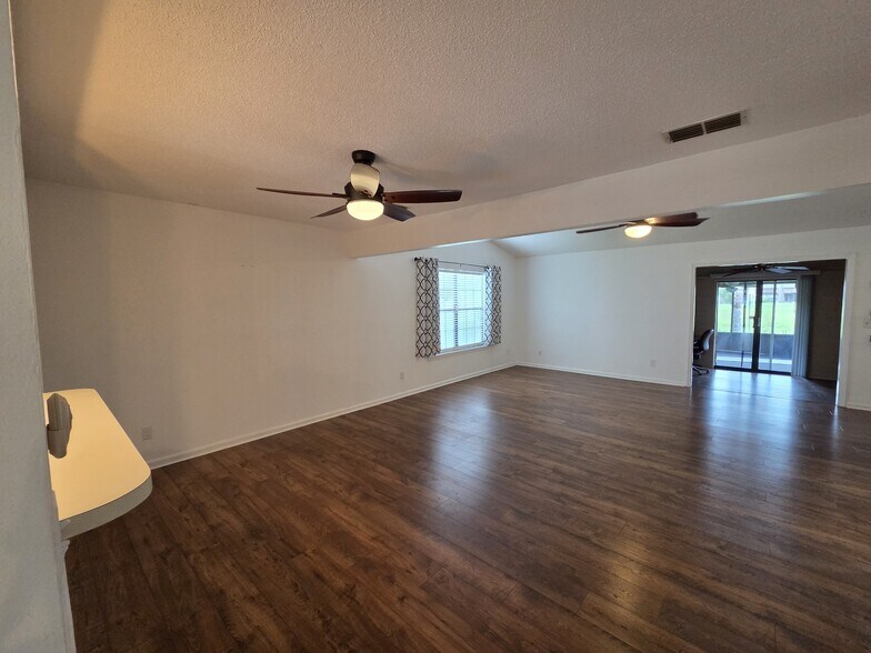 Building Photo - 35086 Whispering Oaks Blvd