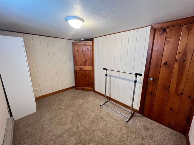 Building Photo - 4 bed 2 bath home centrally located