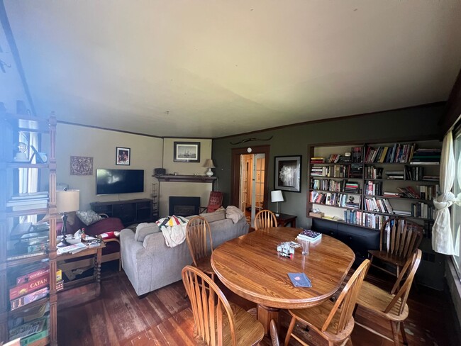 Building Photo - Studio apartment near WWU!