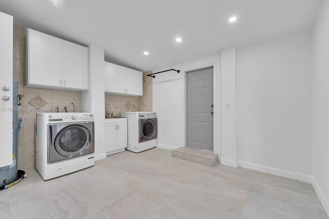 Building Photo - 200 N Hibiscus Dr