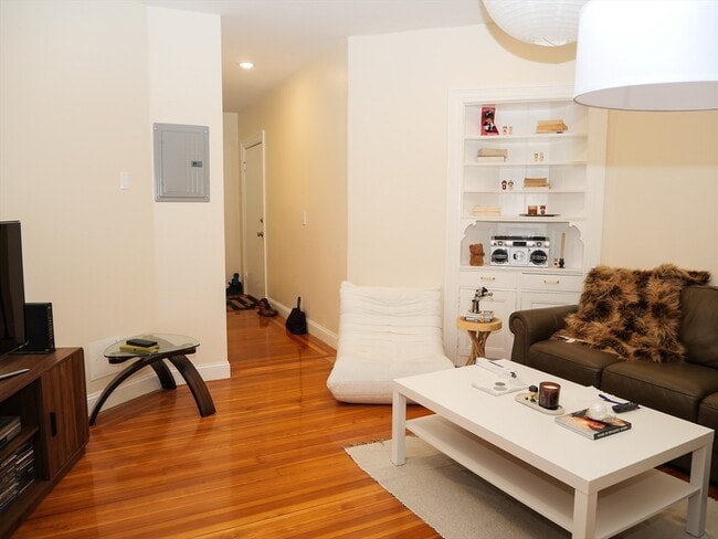 Building Photo - 10 Beals St