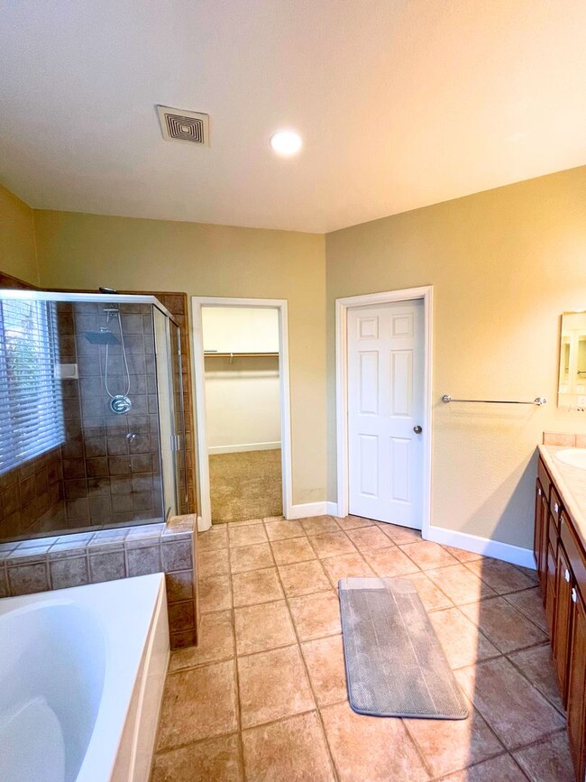 Building Photo - Beautiful 4 bed/ 3.5 bath in Natomas!
