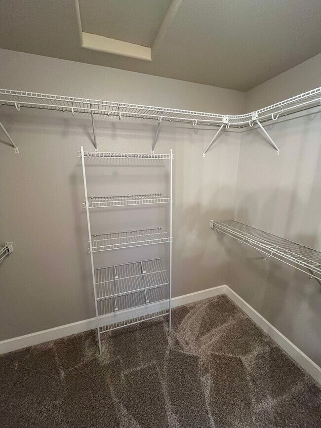 Building Photo - Beautiful and Spacious 4 Bed/2.5 Bath Home in NW Bend