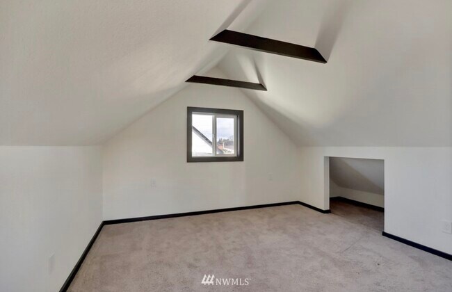 Building Photo - 1102 6th Ave SW