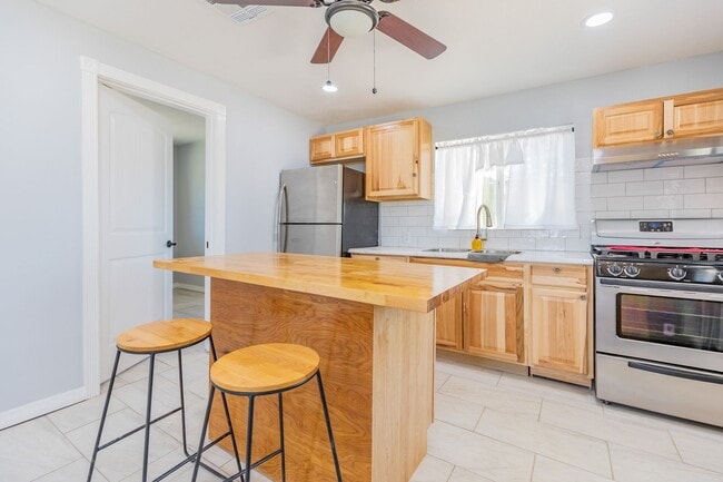 Building Photo - Adorable updated 2 Bedroom 1 Bath Home on ...