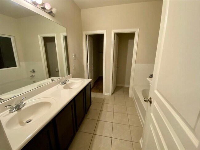 Building Photo - 172 Hollis Ln