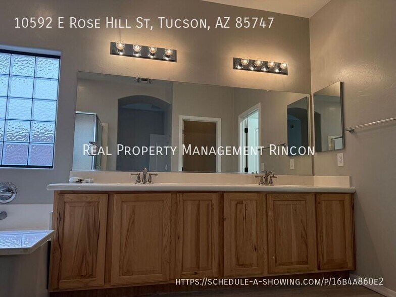 Building Photo - 10592 E Rose Hill St