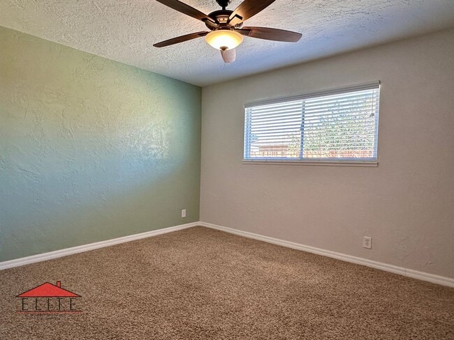 Building Photo - 224 Larkspur St