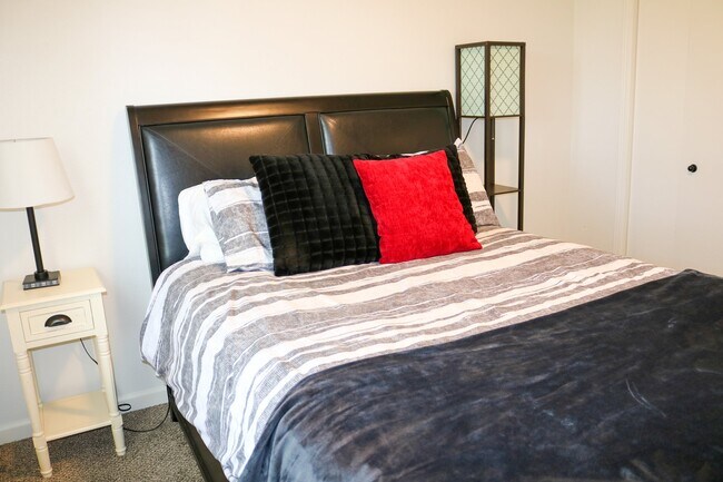 Building Photo - 596 W Moan Pl