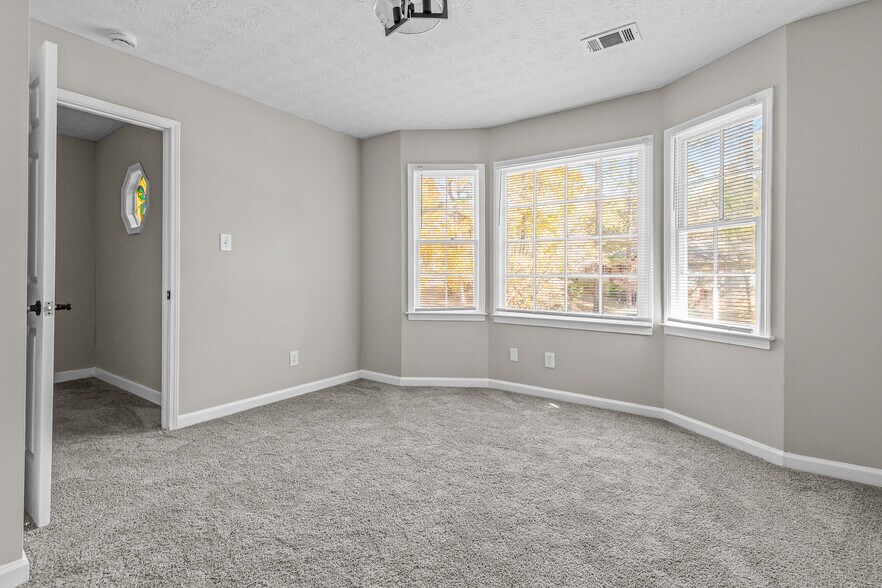 Building Photo - 800 Post Road Cir