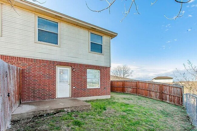 Building Photo - 3 BED / 2 Bath  AVAILABLE END OF JANUARY