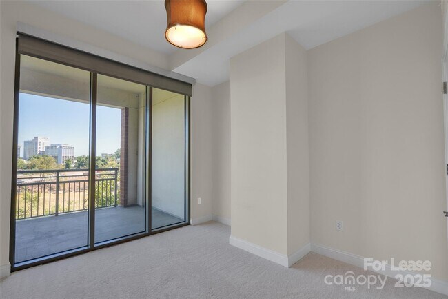 Building Photo - 701 Royal Ct