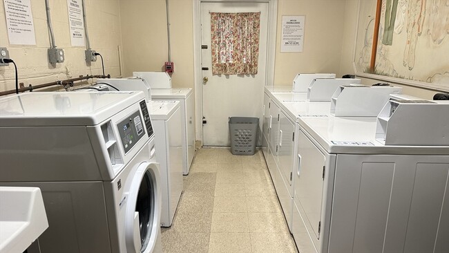 Building Photo - 45 Oval Rd