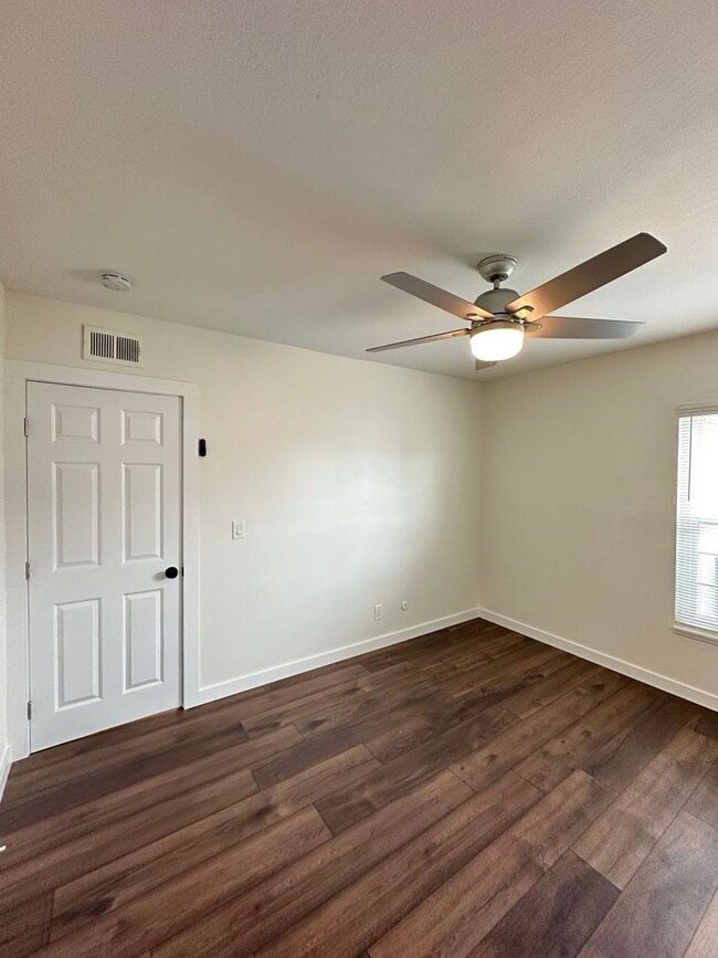 Building Photo - Anaheim 3 Bedroom 2.5 Bath Townhome - 1 Ca...
