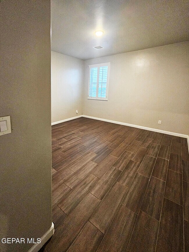 Building Photo - 13185 Tiverton Rd