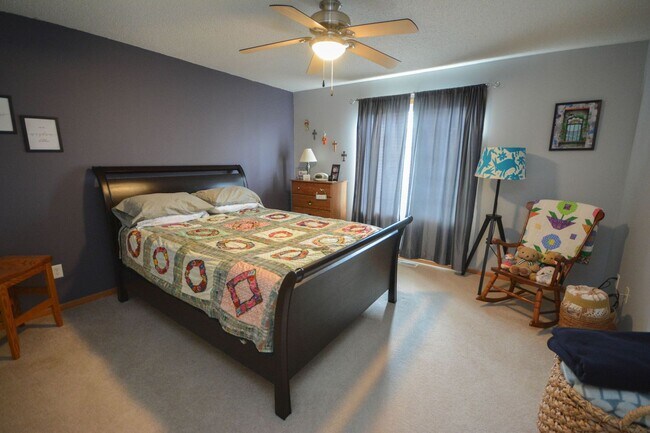 Building Photo - Beautiful Boulder Ridge end unit townhome w/upgrades throughout!