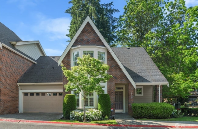 Building Photo - 1340 Bellevue Way SE