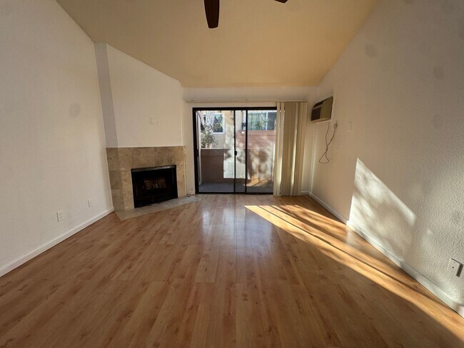 Building Photo - Beautiful Condo in Bonita