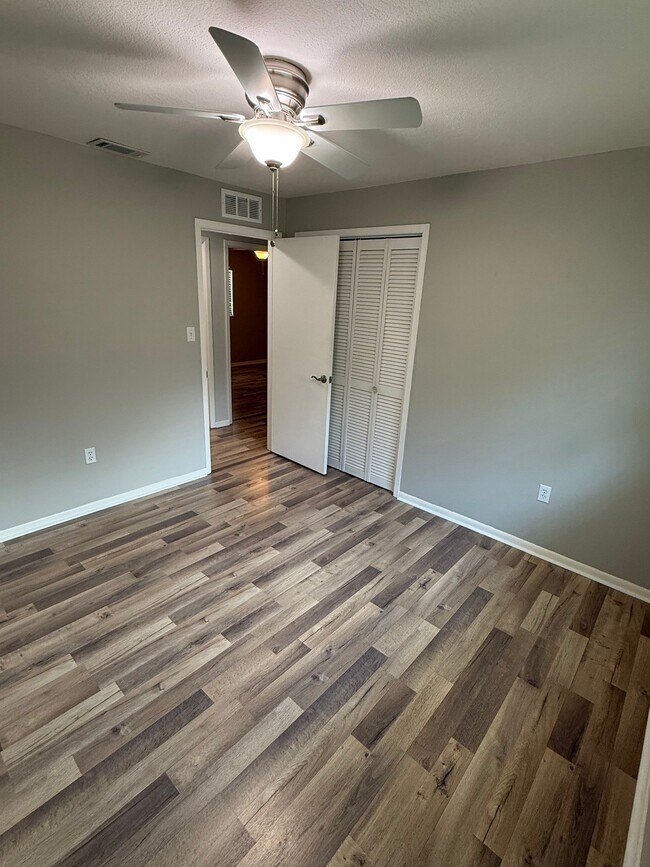 Building Photo - 620 Travis Cir