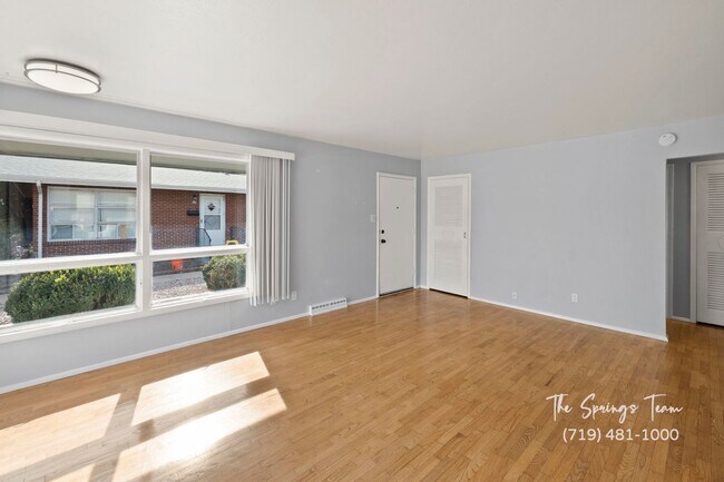 Building Photo - CHARMING WESTSIDE 2BD HOME with A/C - Security Deposit Waiver Available