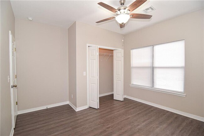 Building Photo - 3010 SE J St