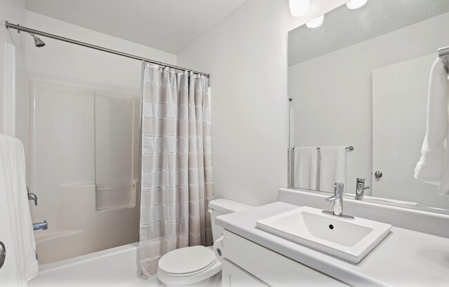 Building Photo - Cute 4-Bedroom Home in Vineyard!