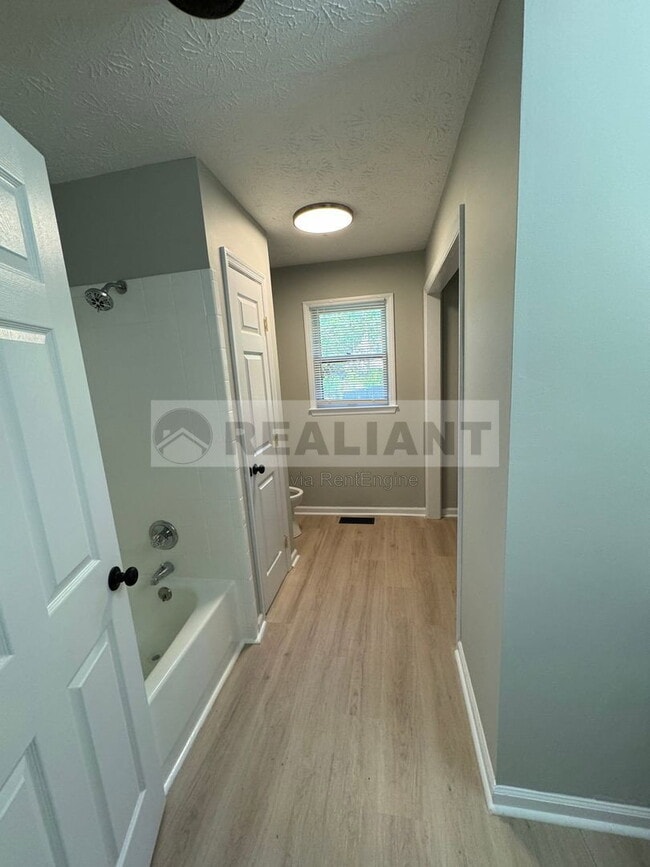 Building Photo - 105 Aster Pl