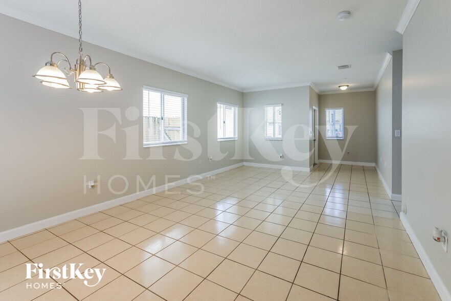 Building Photo - 2530 NE 41st Terrace