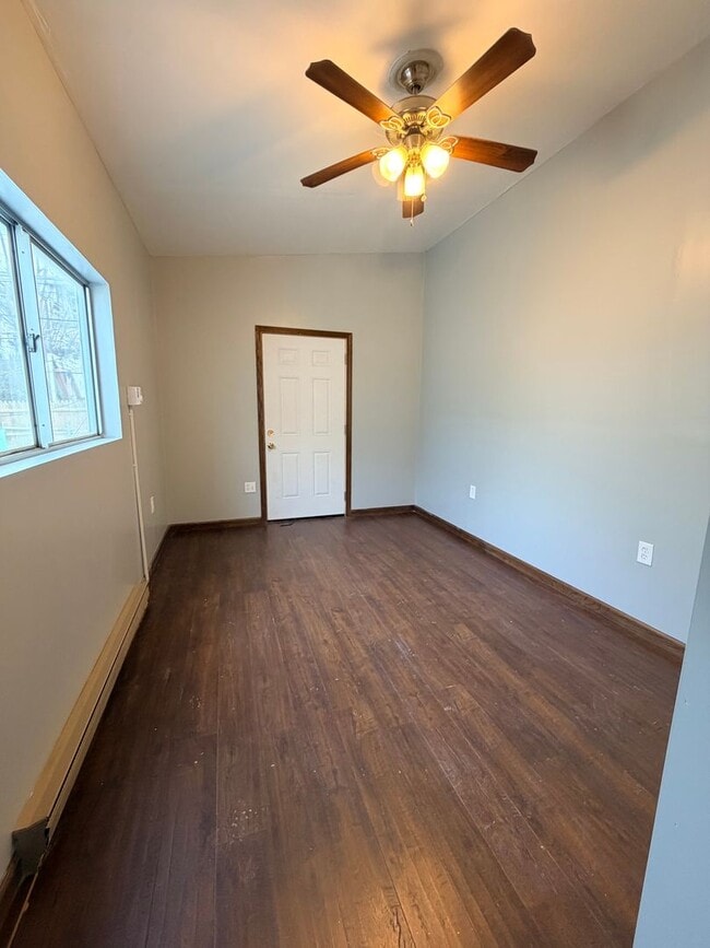 Building Photo - Beautifully remodeled 5/6 bedroom townhouse