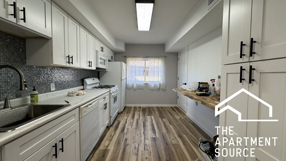 Building Photo - 5536 W Windsor Ave