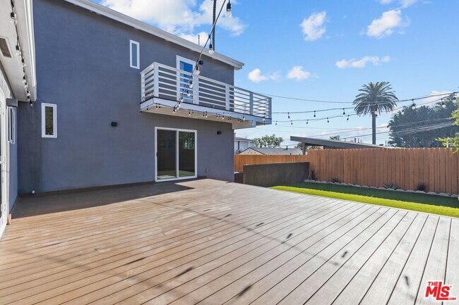 Building Photo - 3647 Grand View Blvd