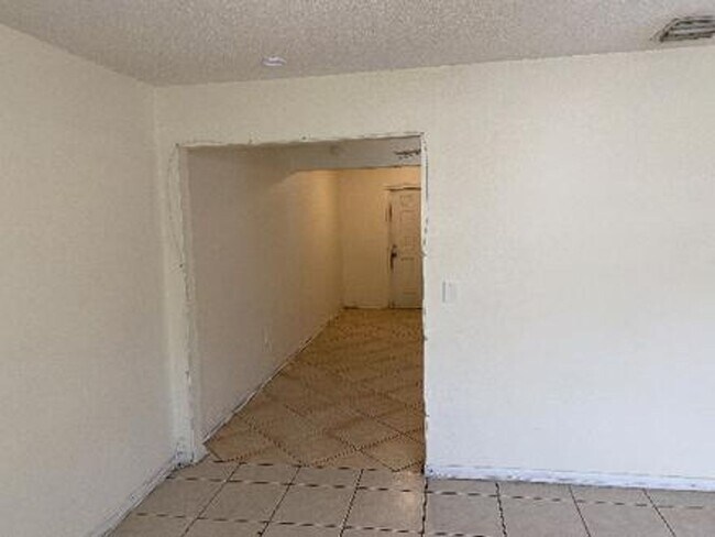 Building Photo - Excellent 2/1 Duplex in Desirable Area